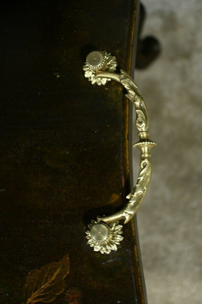photo vintage Lacquered Wooden Tea Table With Asian Decorations – Late 19th Century