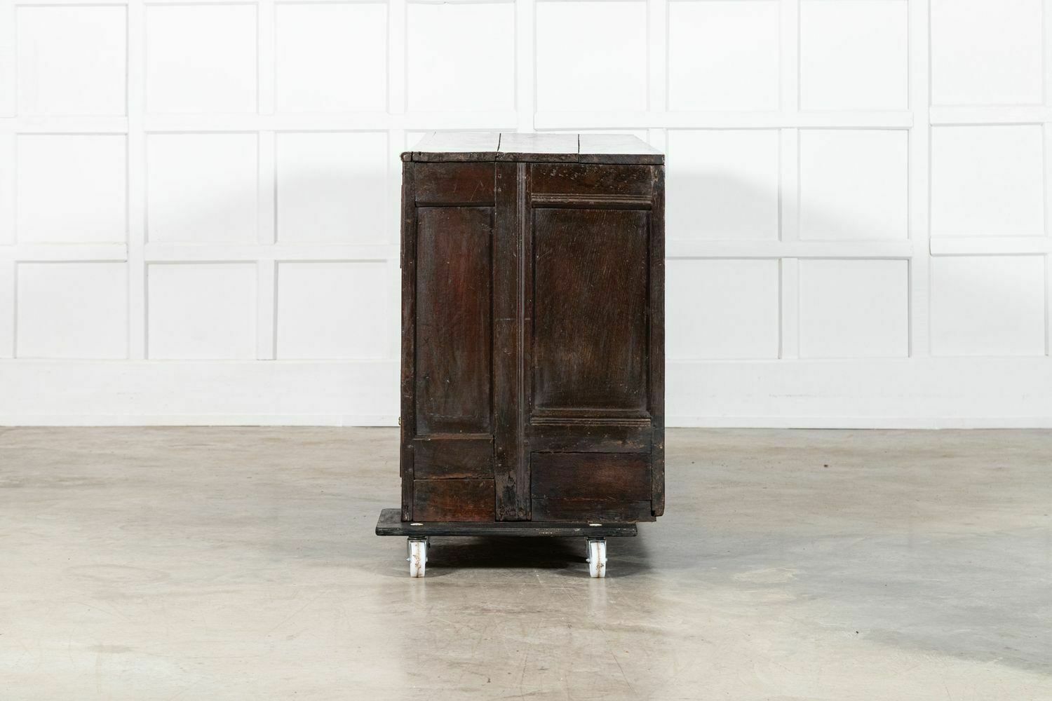 photo vinterior Large 18thc English Vernacular Oak Dresser Base / Counter