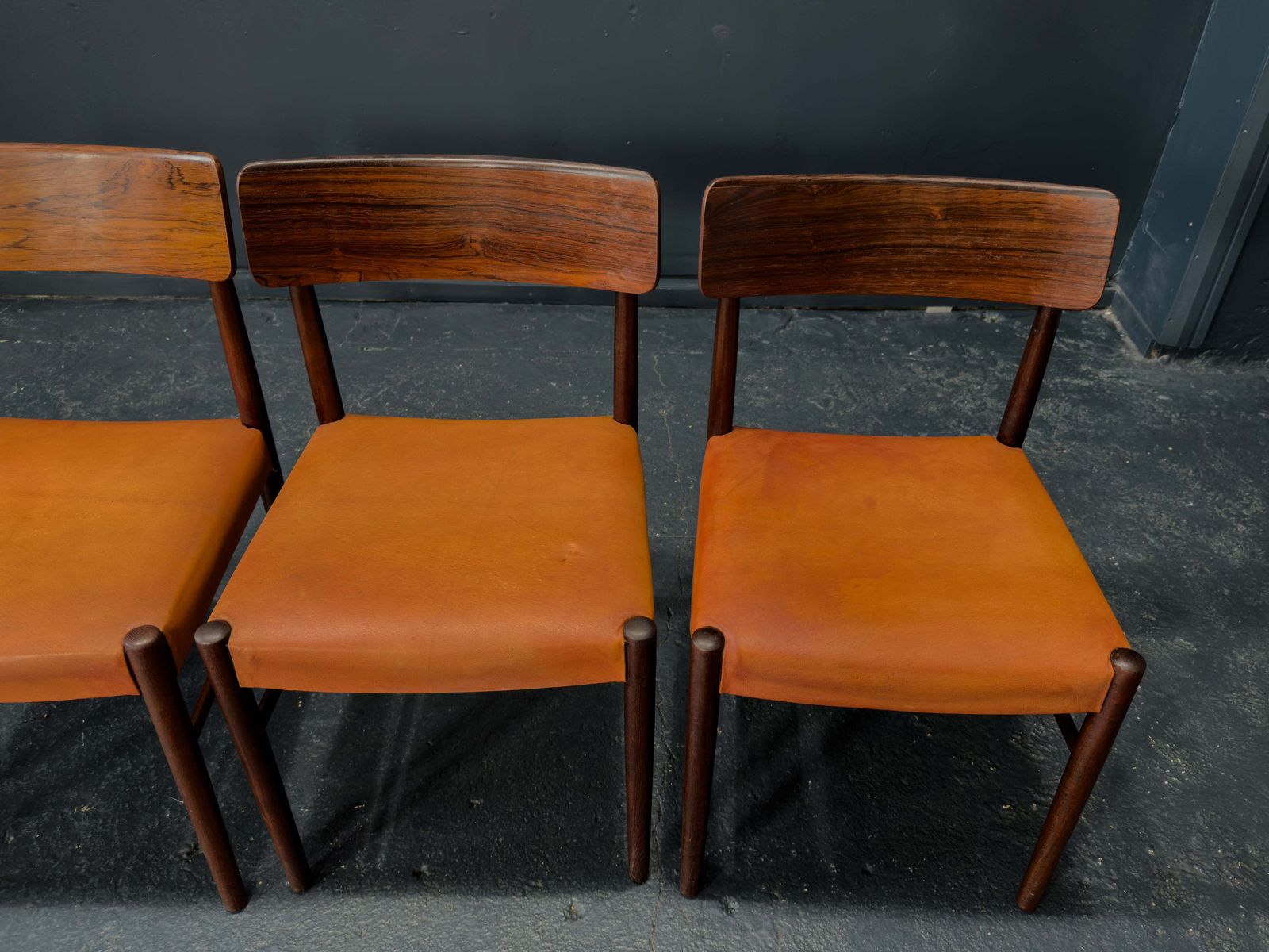 photo vintage Set Of 4 Rosewood And Leather Chairs