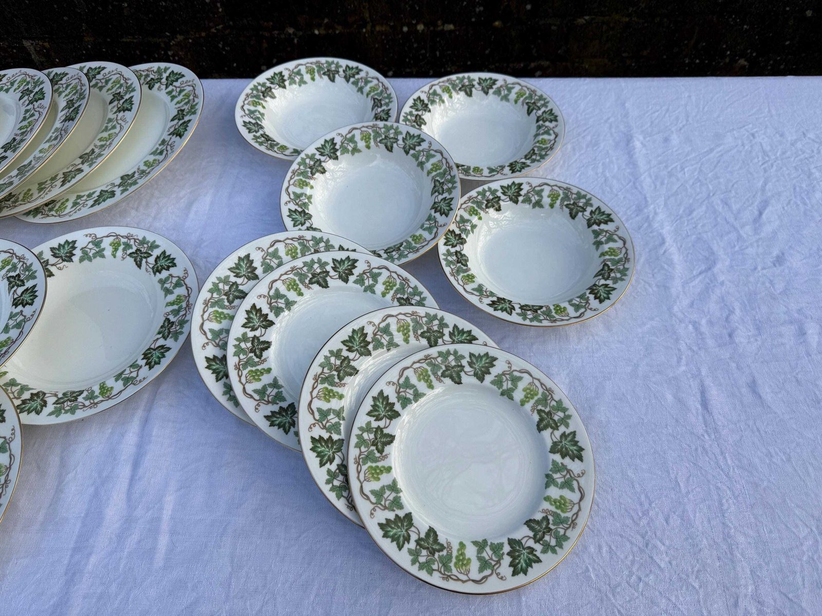 Superb 1950s/60s Wedgwood Santa Clara Part Dinner Service   Green Ivy Pattern, 18 Piece Set Incl Dinner Side Plates, Dessert Soup Bowls photo for sale
