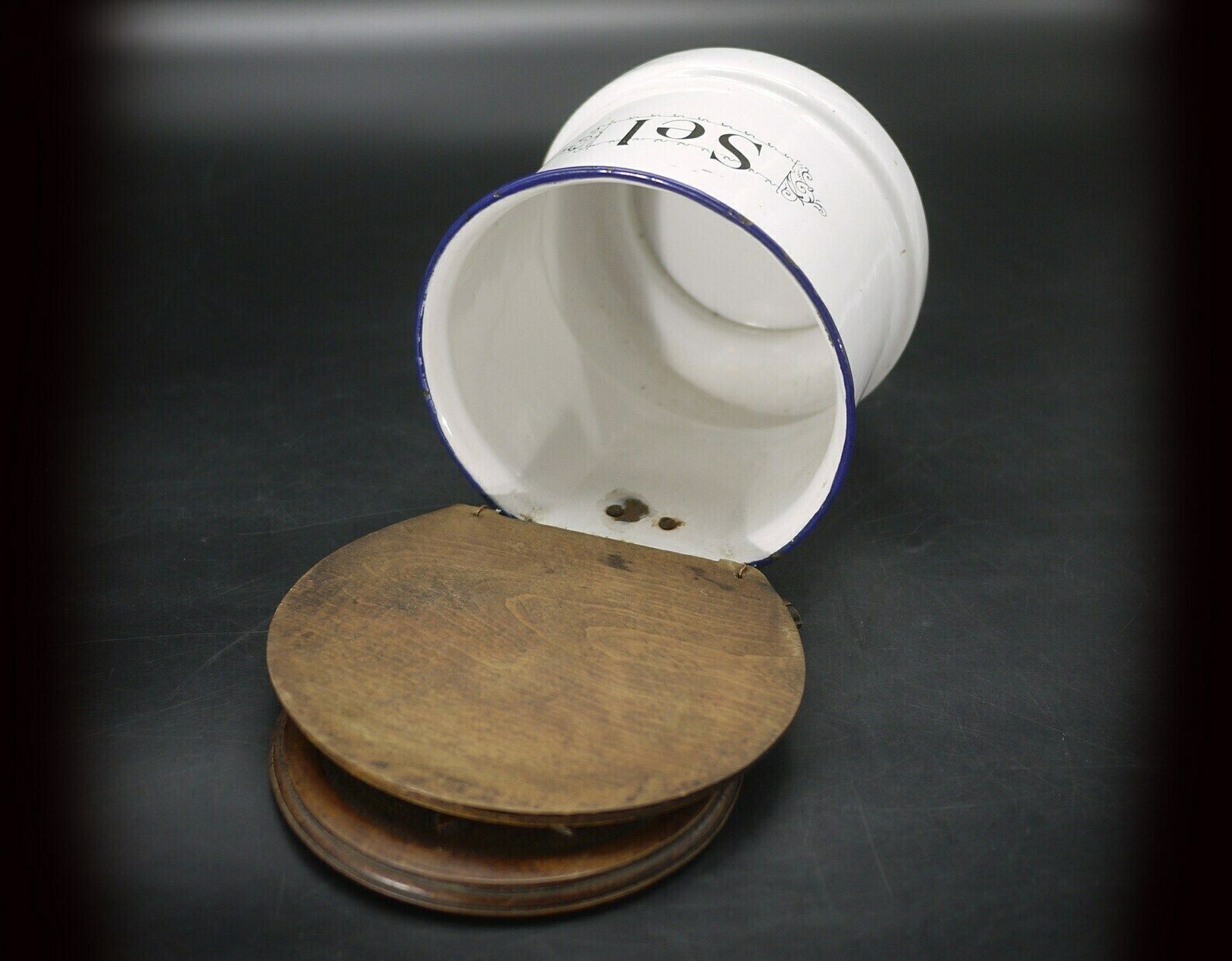 photo vintage Antique French Provencal Salt Box Wood And Enamel