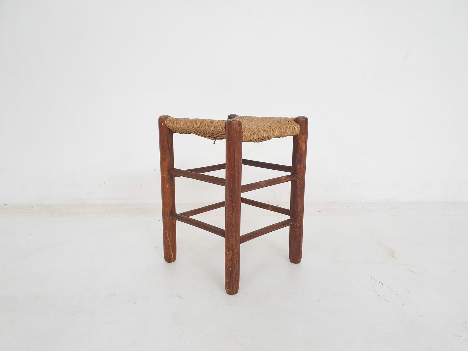 Mid Century Houten Kruk Met Rotan Zitting photo for sale
