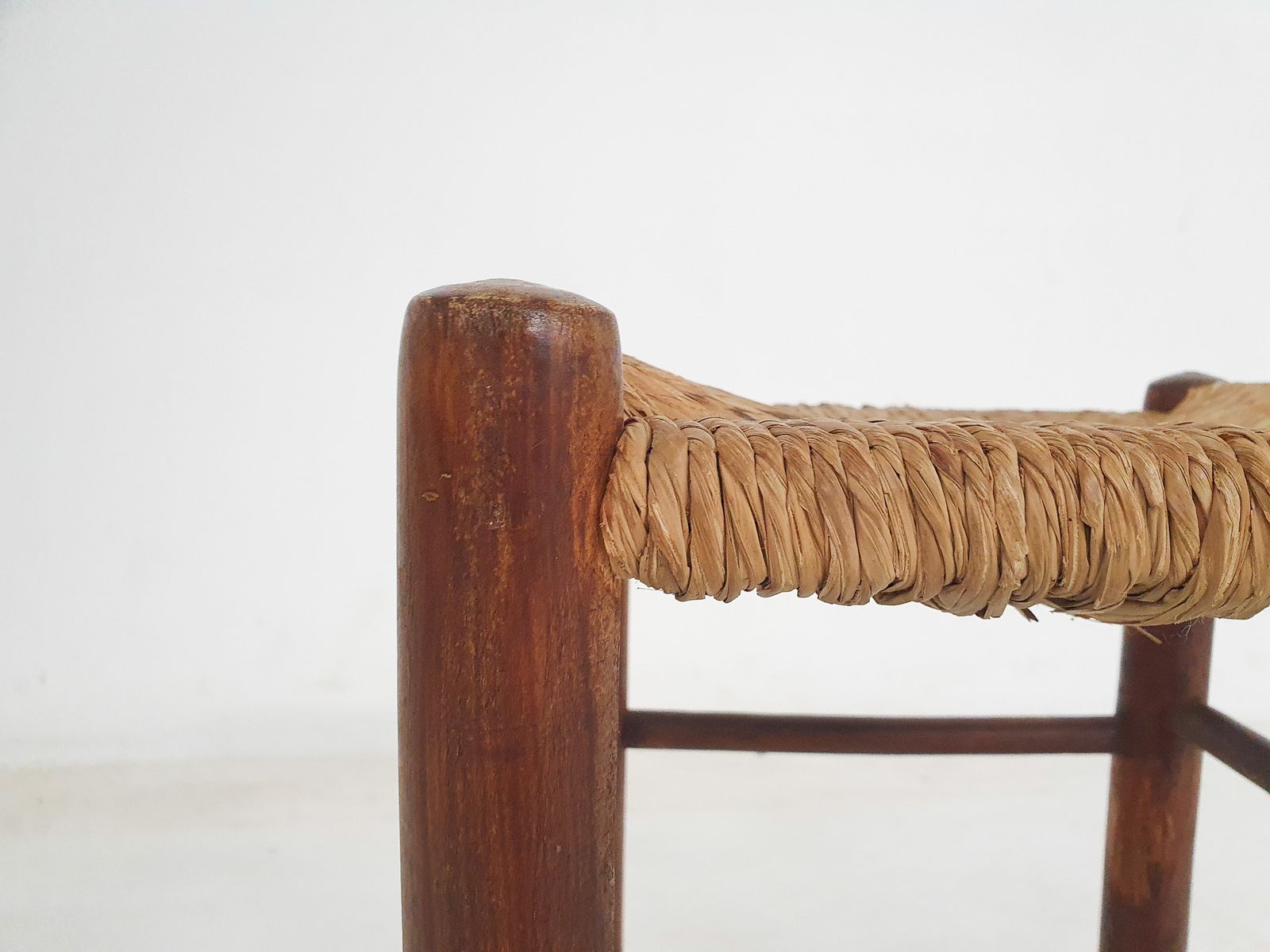 Mid Century Houten Kruk Met Rotan Zitting photo vintage