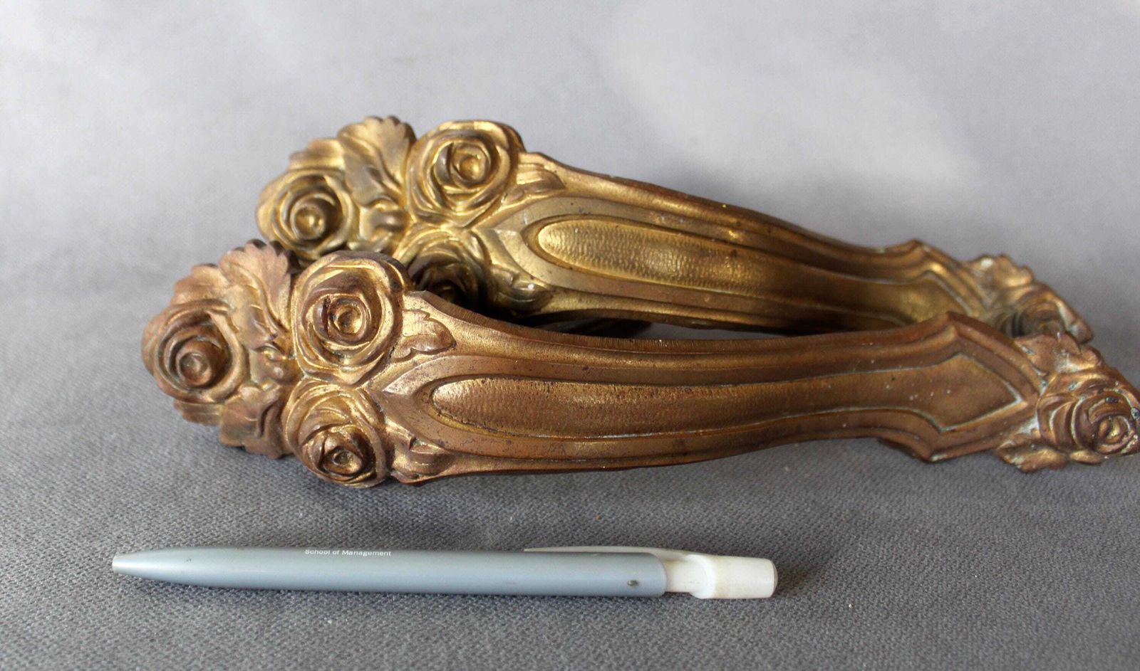 photo for sale 2 Antieke Bronzen Vergulde Gordijnhouders In Franse Empire/Regency Stijl – Gegoten, Met Bloemboeket Motief