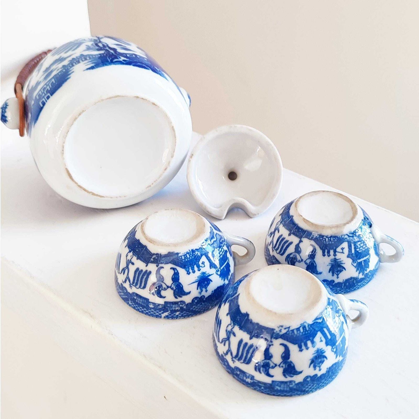 Home Decor Antique Japanese Porcelain Lidded Sugar Pot W/ Cane Handle & 3 Tea Cups Blue Willow Design Attributed To Nippon, Japan Blue On White Décor photo