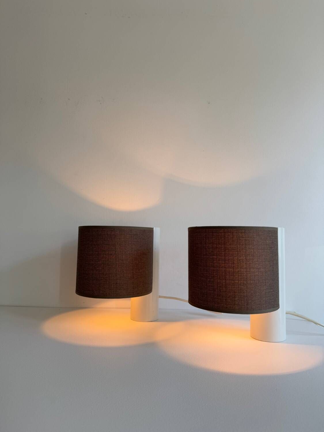 photo vinterior Pair Of Vintage Table Lamps, White And Brown, “Slim” By Gramigna For Quattrifolio, 1964 Italy