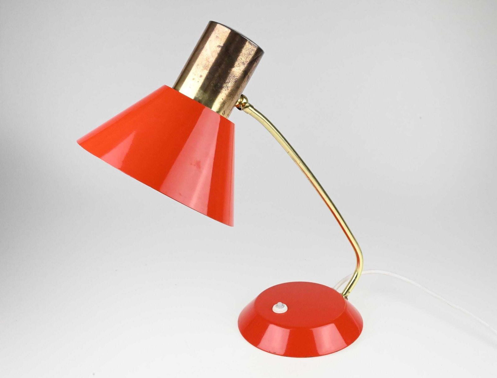 Vintage rode Duitse tafellamp, ook bekend als DDR-lamp, vintage tafellamp, industriële lamp, bureaulamp, mid-century lamp, retro rode lamp, oude lamp photo Verlichting