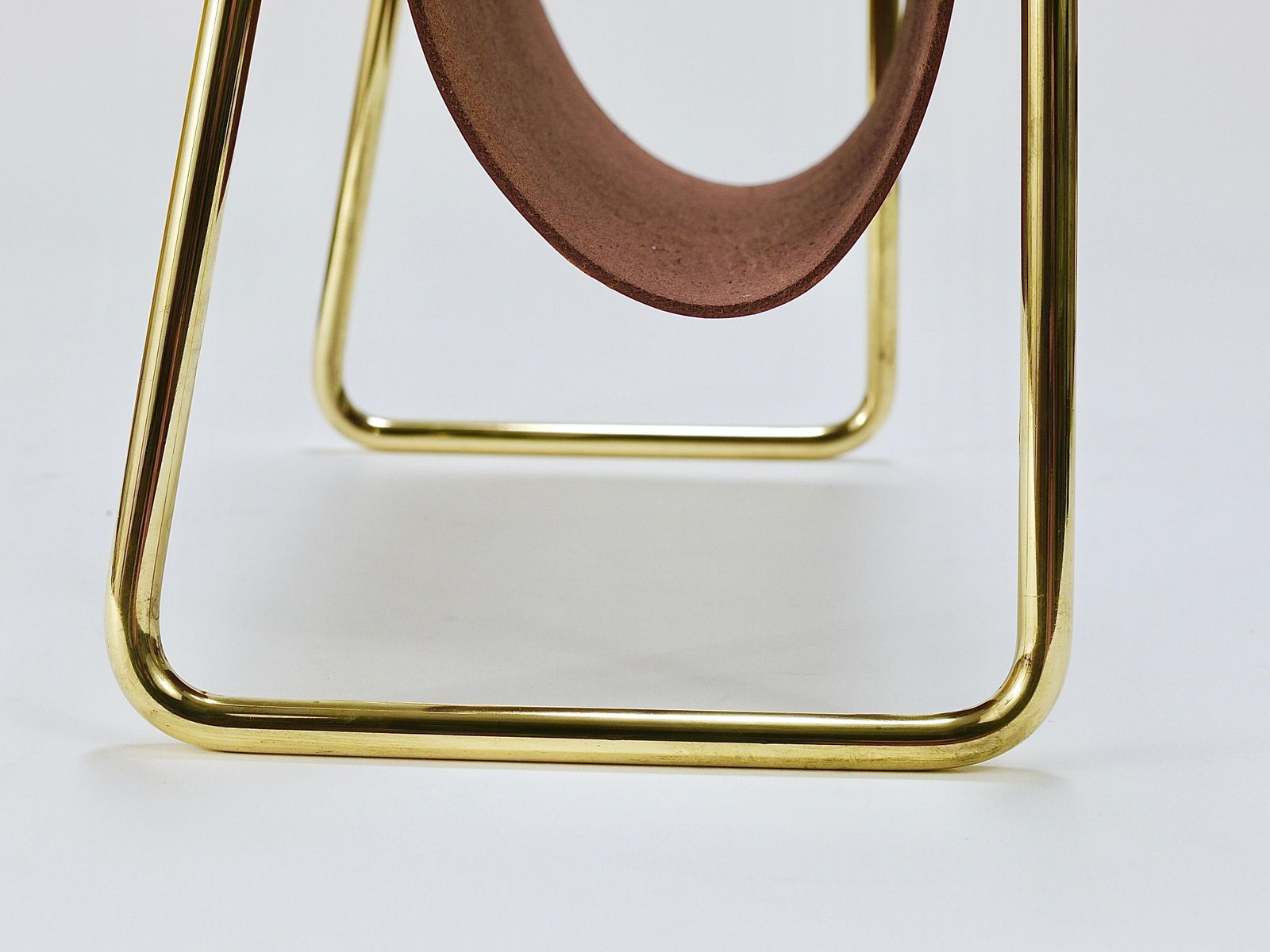photo vinterior Carl Auböck II Midcentury Magazine Rack, Brass & Brown Leather, Vintage, Austria