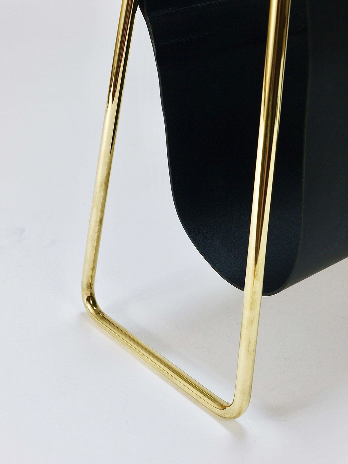Carl Auböck II Midcentury Magazine Rack, Brass & Black Leather, Vintage, Austria photo vintage