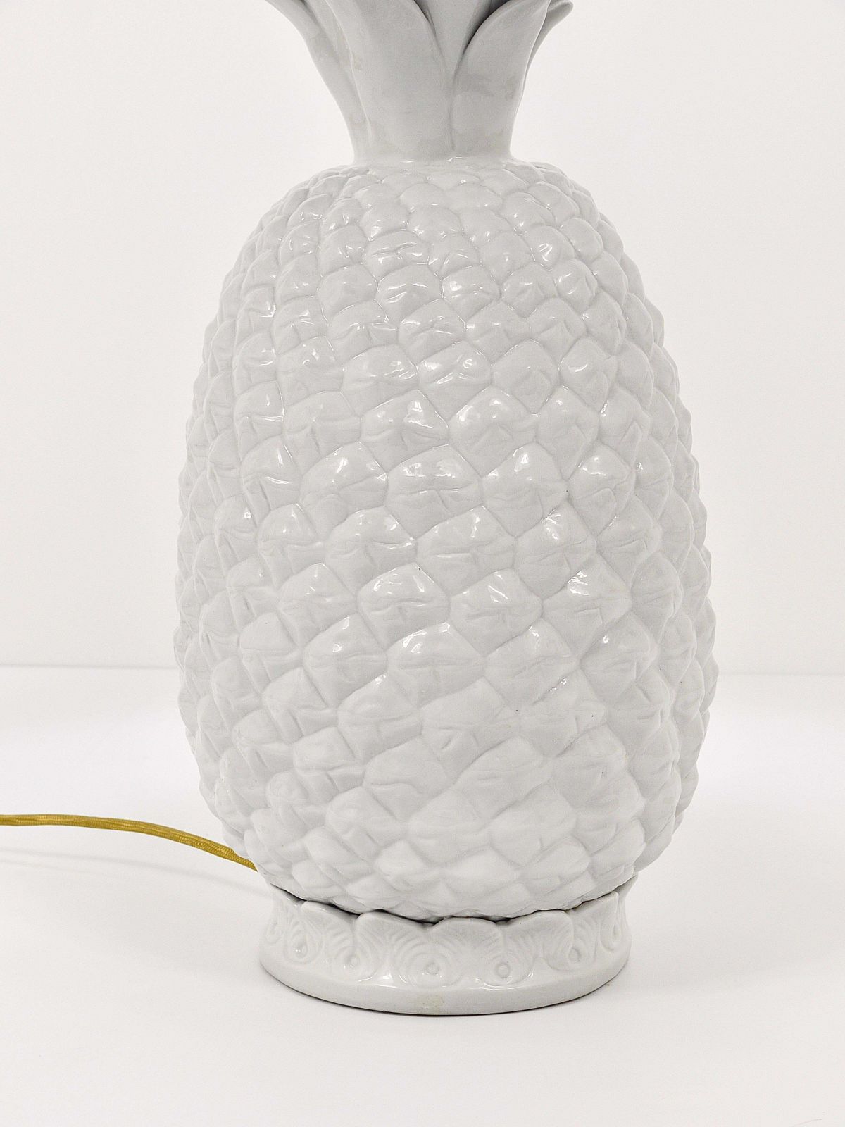 photo furniture Tommaso Barbi Style White Pineapple Hollywood Regency Table Lamp, Italy, 1970s
