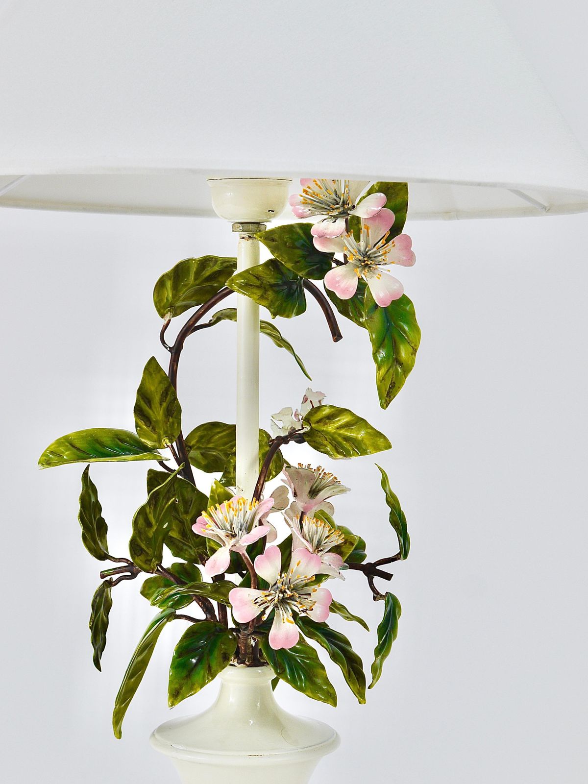 photo vinterior Salvadori Hand Painted Wild Apple Blossom Toleware Table Lamp, Italy, 1950s