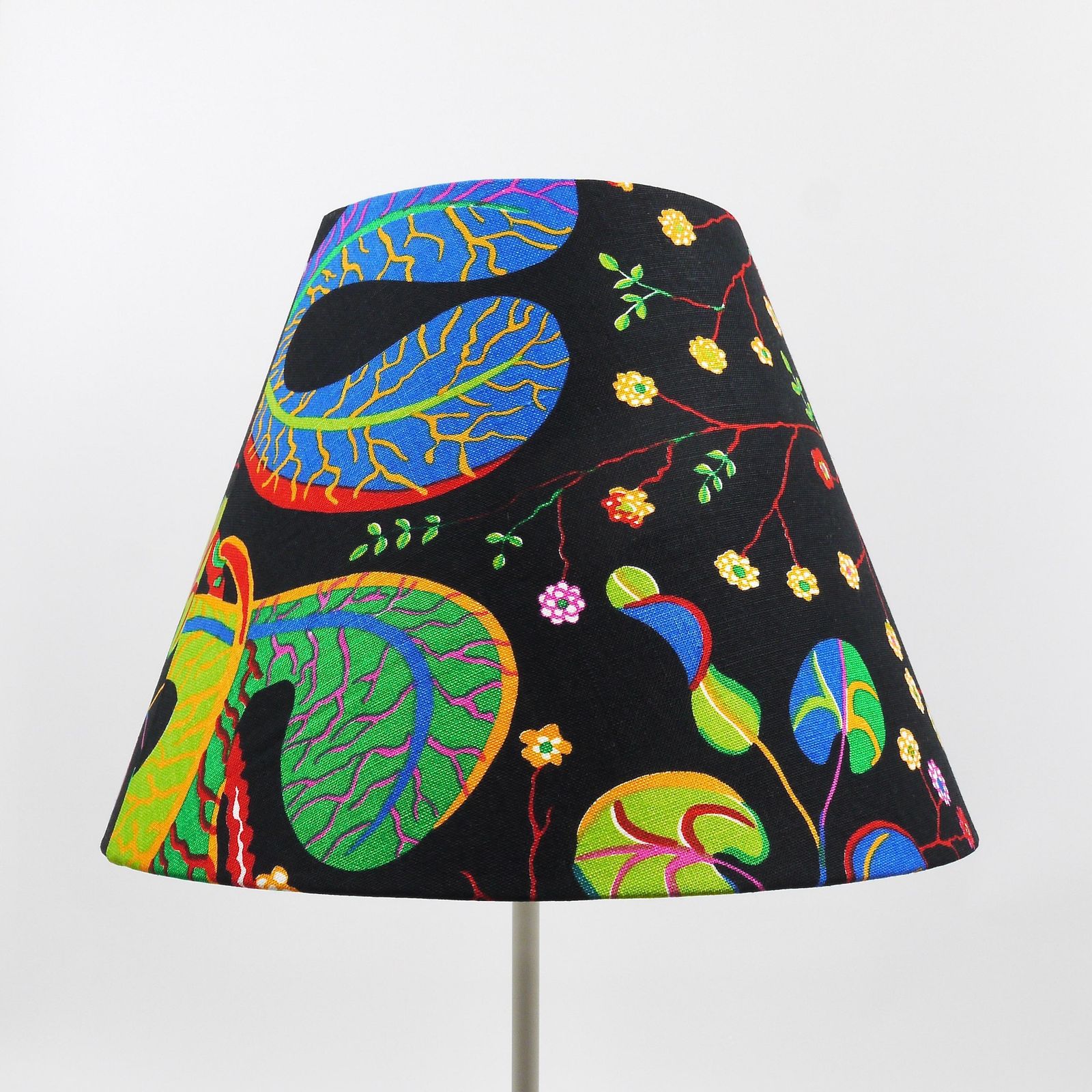 photo vinterior Josef Frank X J.T. Kalmar (Haus & Garten) White Tripod Brass Floor Lamp #2057