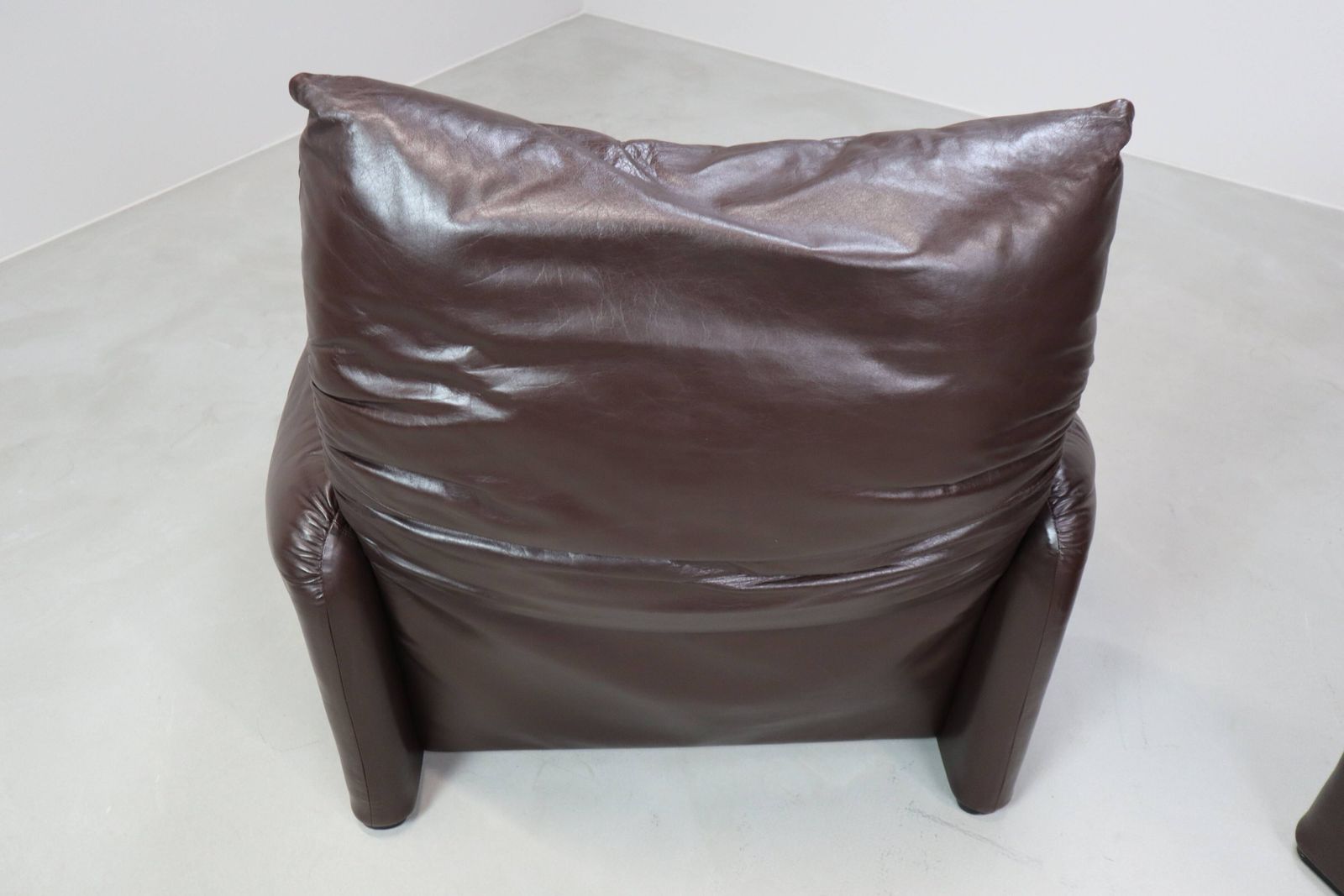 photo furniture Pair Of Maralunga Leather Armchairs By Vico Magistretti For Cassina, 1974