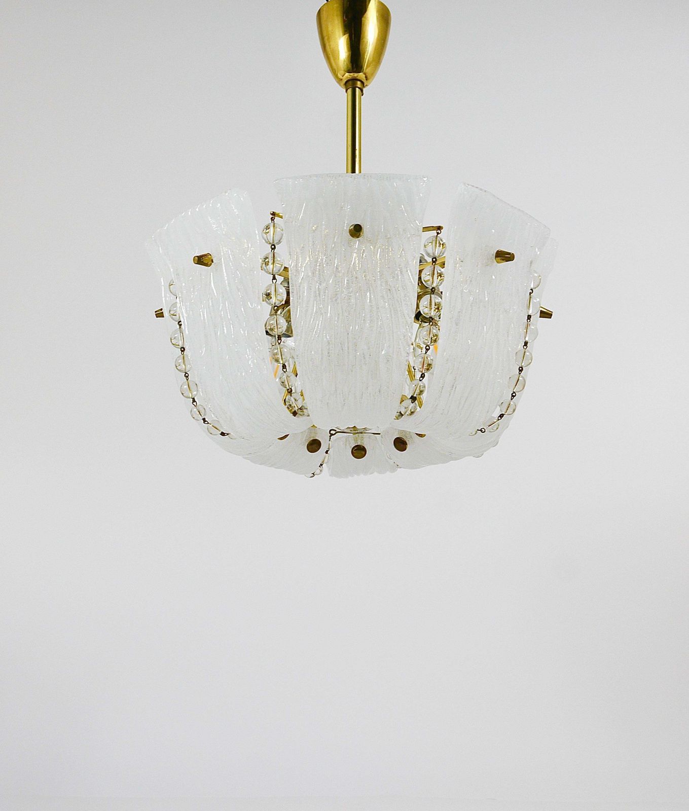 photo vintage J.T. Kalmar Petite Curved Basket Chandelier, Brass & Glass, Austria, 1950s