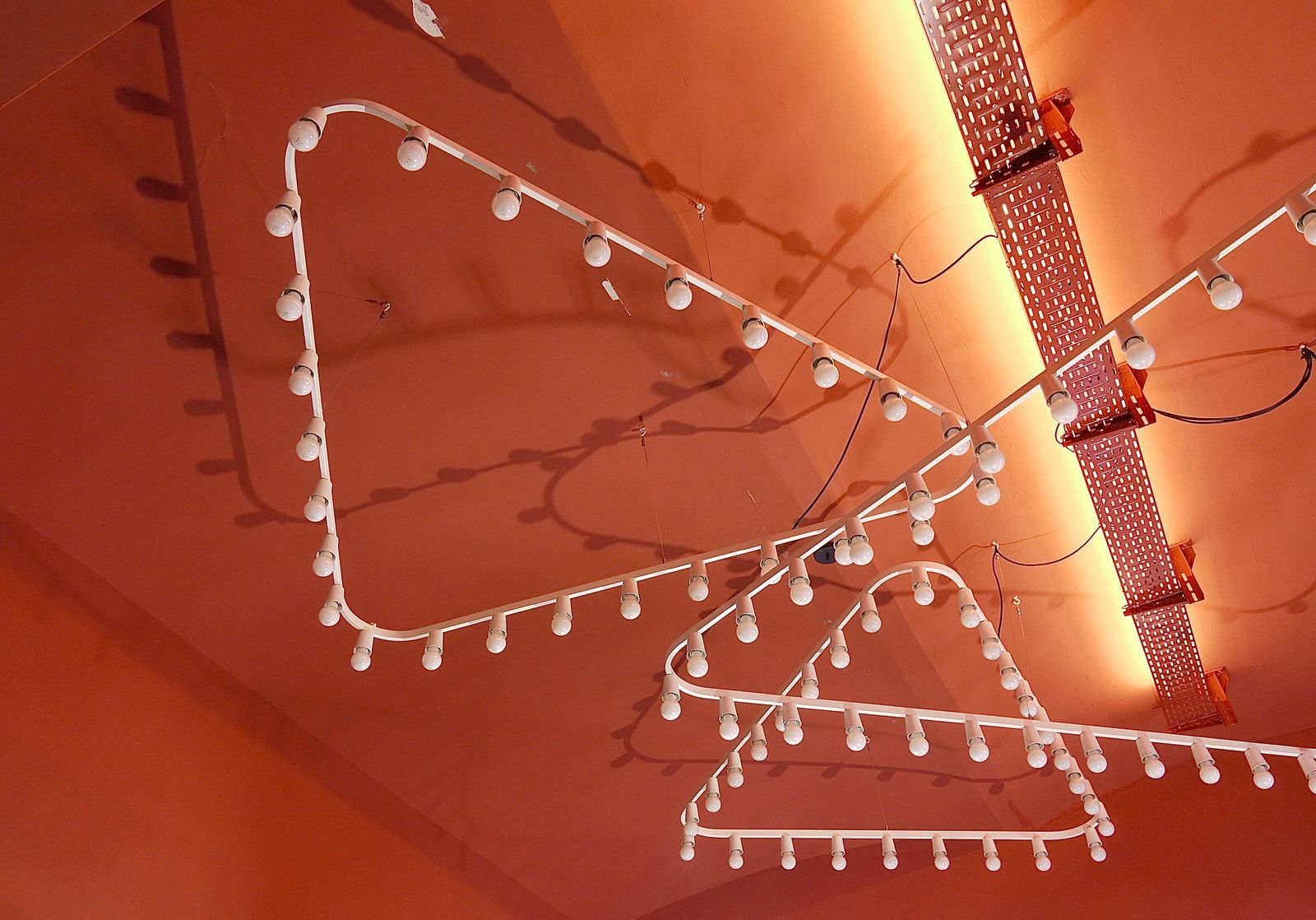 photo vinterior Impressive Large Triangle Light Sculpture Chandelier, Gino Sarfatti Style, 1950s