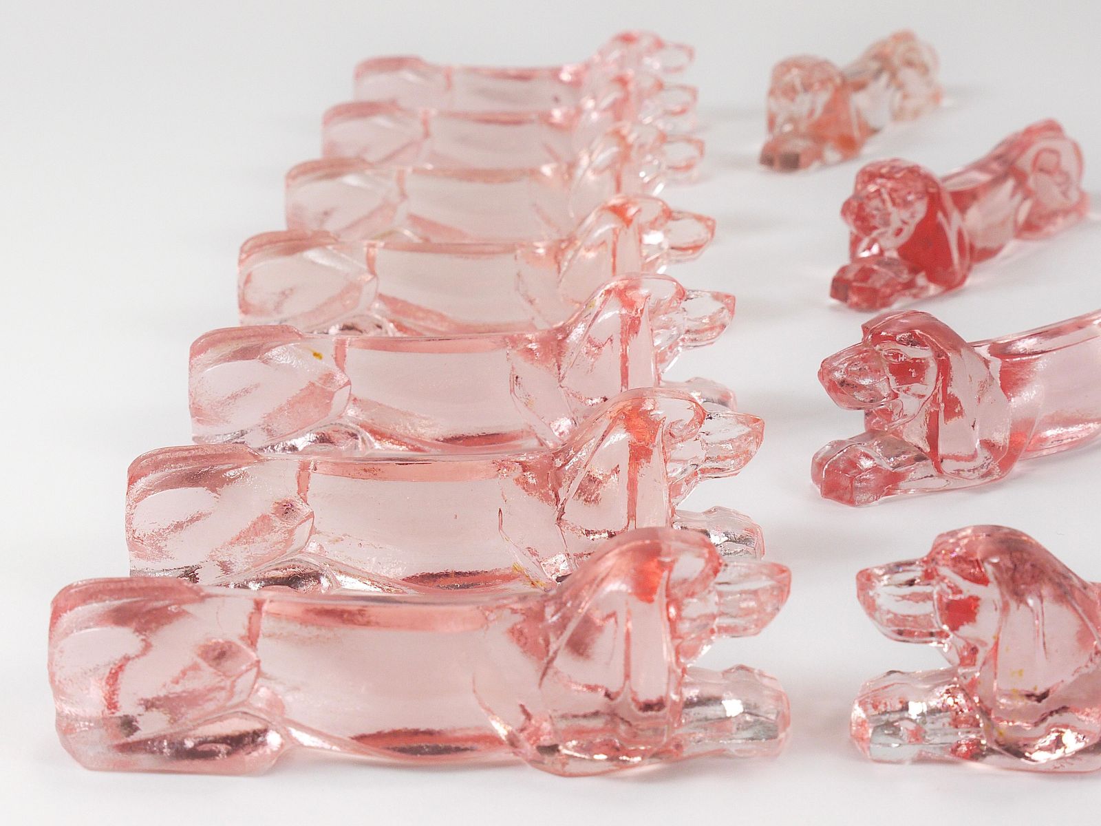 12 French Art Deco Dachshund Basset Hound Knife Rests, Rosé Glass, France, 1930s photo vinterior