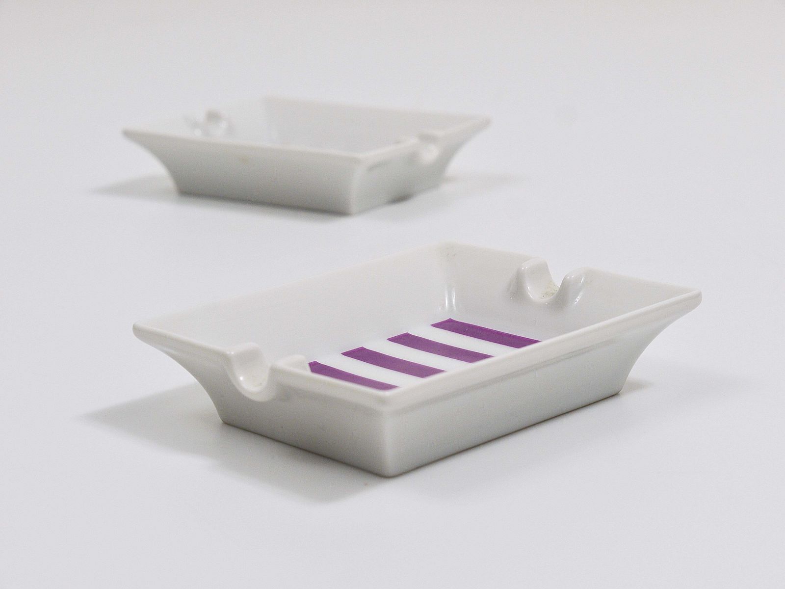 Pair Augarten Vienna Purple Midcentury Fine Porcelaine Ashtrays, Austria, 1950s photo vinterior