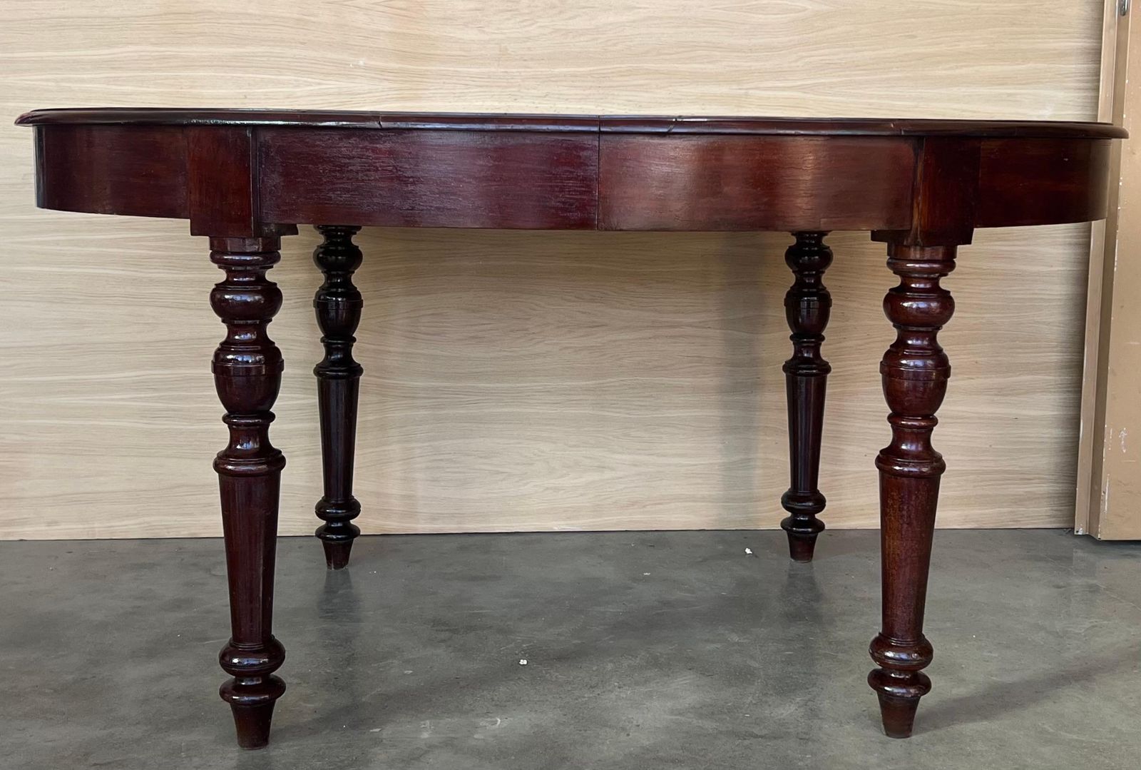 Table à manger ovale espagnole d'époque, quatre pieds photo furniture