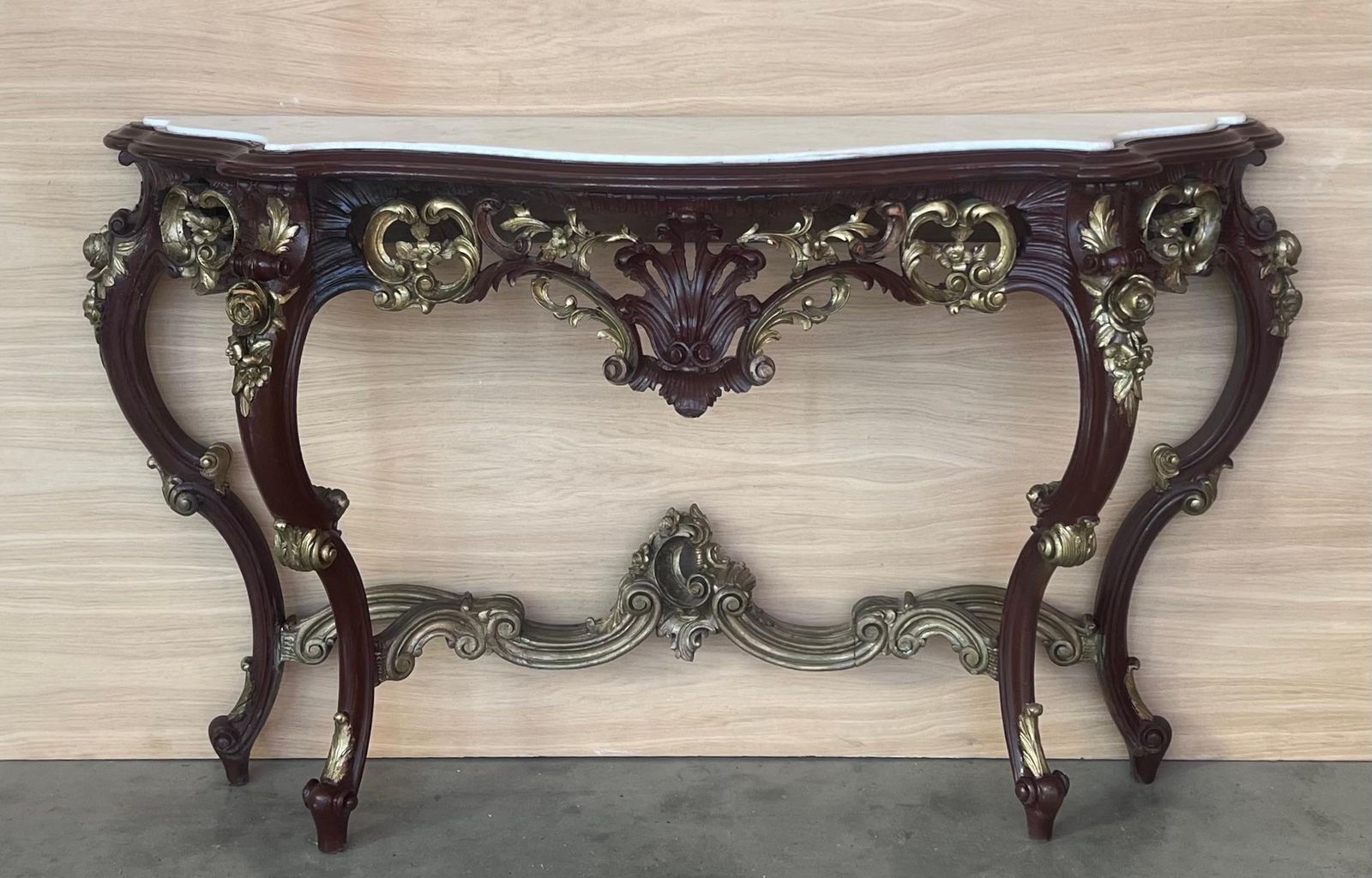 Grande console de style Régence française en noyer sculpté, détails dorés et marbre photo furniture