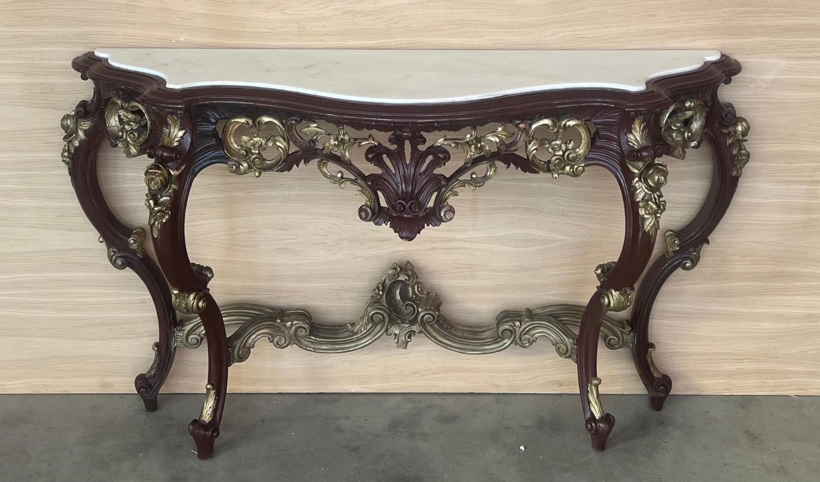 Grande console de style Régence française en noyer sculpté, détails dorés et marbre photo Mobilier