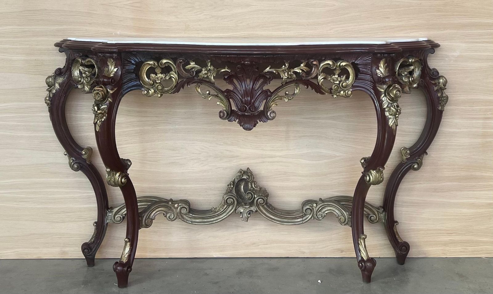 Grande console de style Régence française en noyer sculpté, détails dorés et marbre photo 3235.0