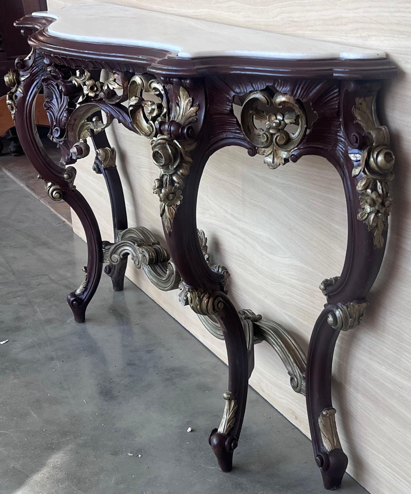 Grande console de style Régence française en noyer sculpté, détails dorés et marbre photo buy
