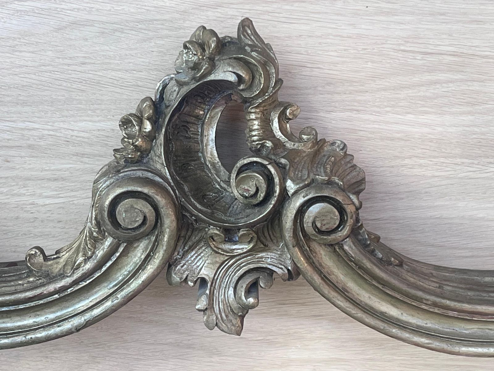 Mobilier Grande console de style Régence française en noyer sculpté, détails dorés et marbre photo