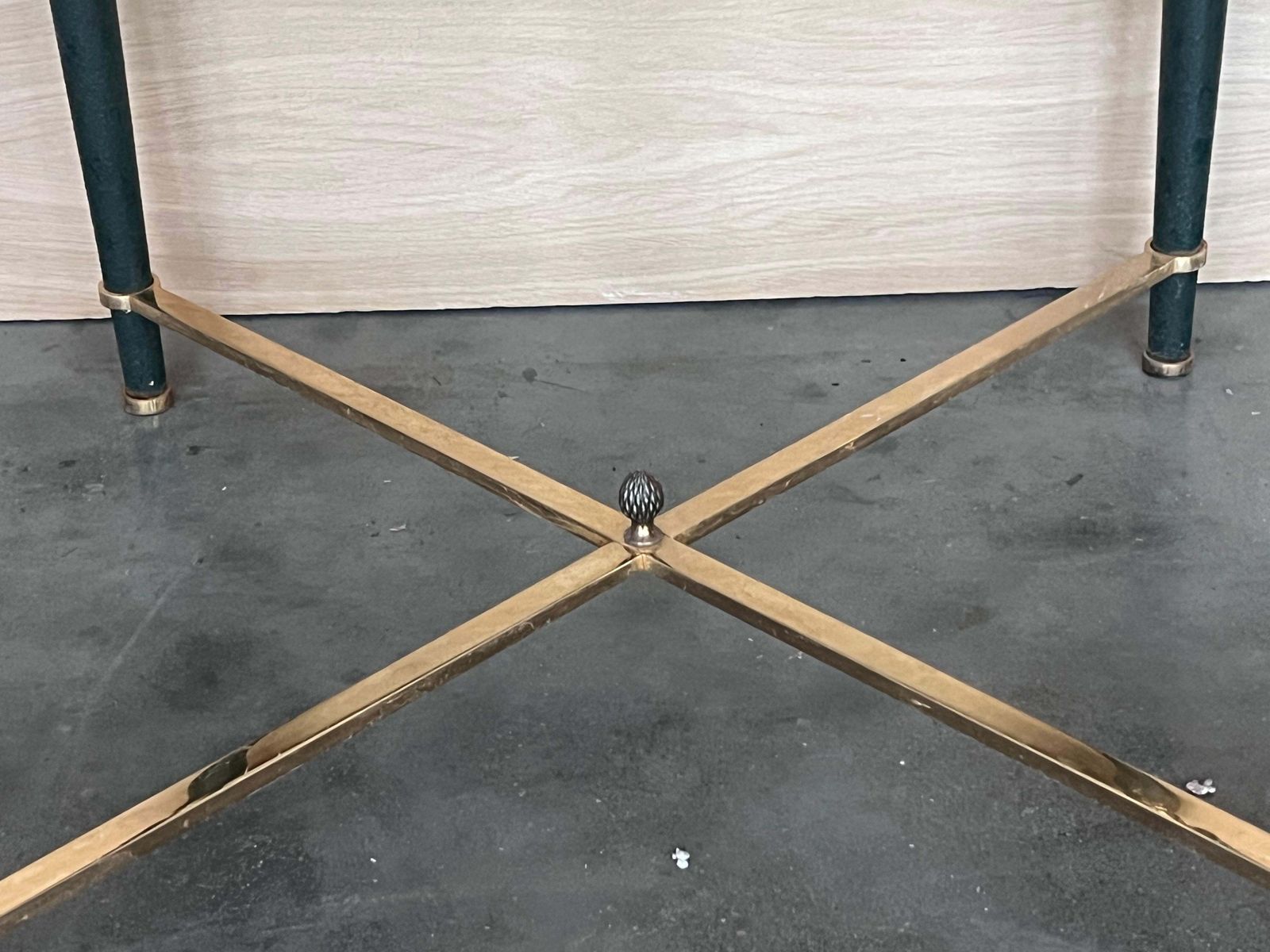 Table basse mid-century modern en fer vert, détails en bronze et laiton photo vinterior