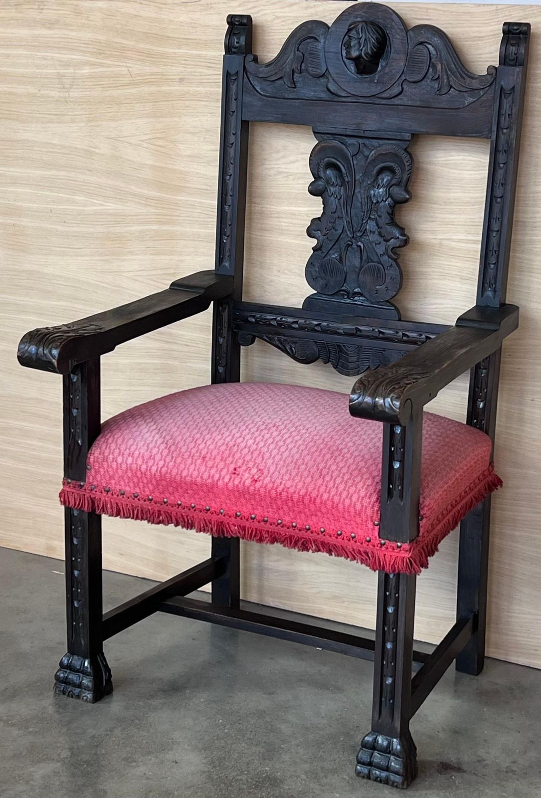 Fauteuil d'autel colonial espagnol sculpté, assise en velours rouge et dossier sculpté, XIXe siècle photo vinterior