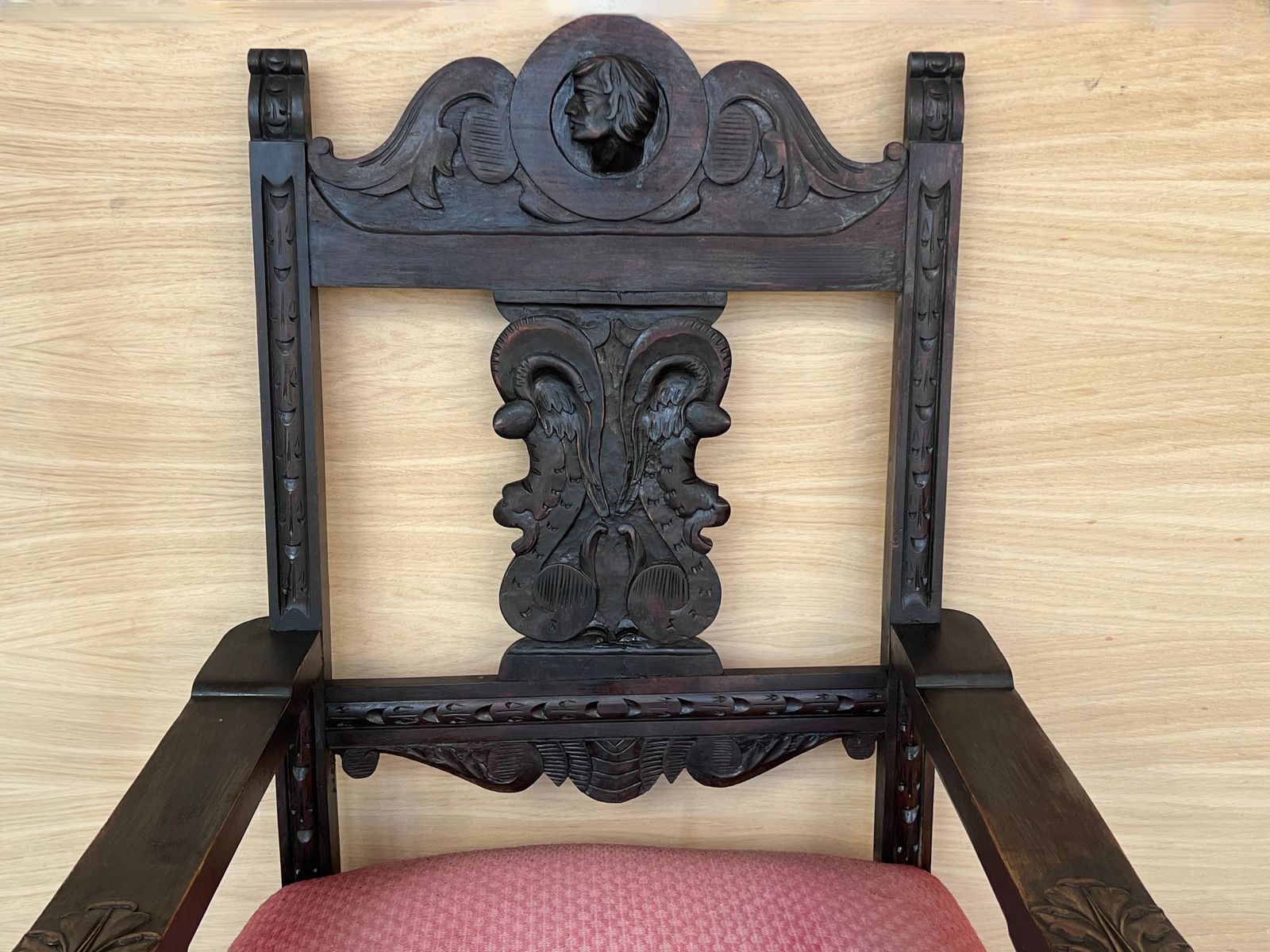 Fauteuil d'autel colonial espagnol sculpté, assise en velours rouge et dossier sculpté, XIXe siècle photo vintage