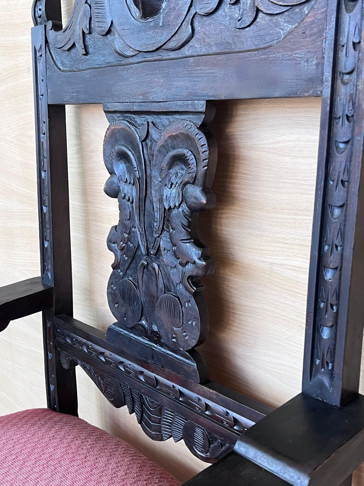 Mobilier Fauteuil d'autel colonial espagnol sculpté, assise en velours rouge et dossier sculpté, XIXe siècle photo