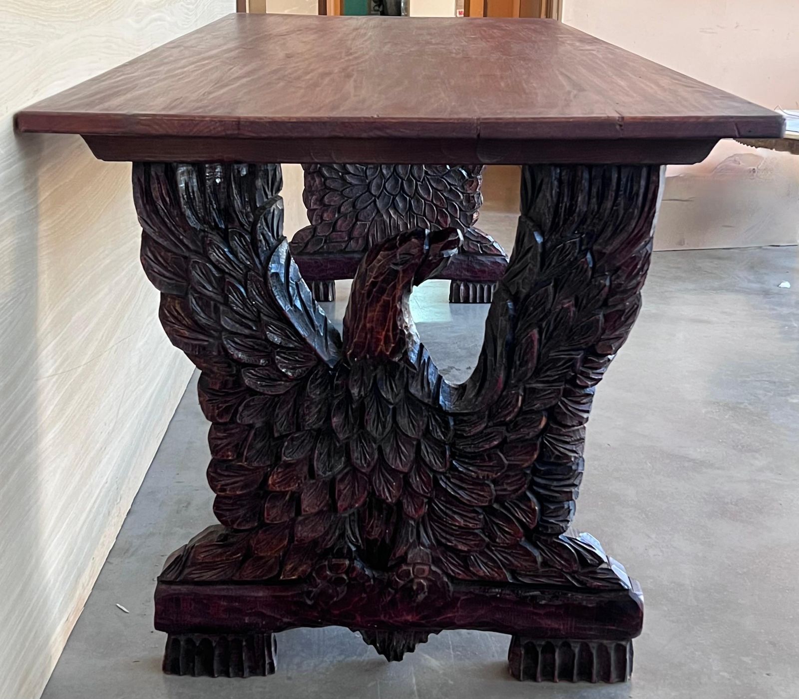 Table à manger ou table centrale, piédestal en noyer sculpté à aigles, début du XXe siècle photo Mobilier