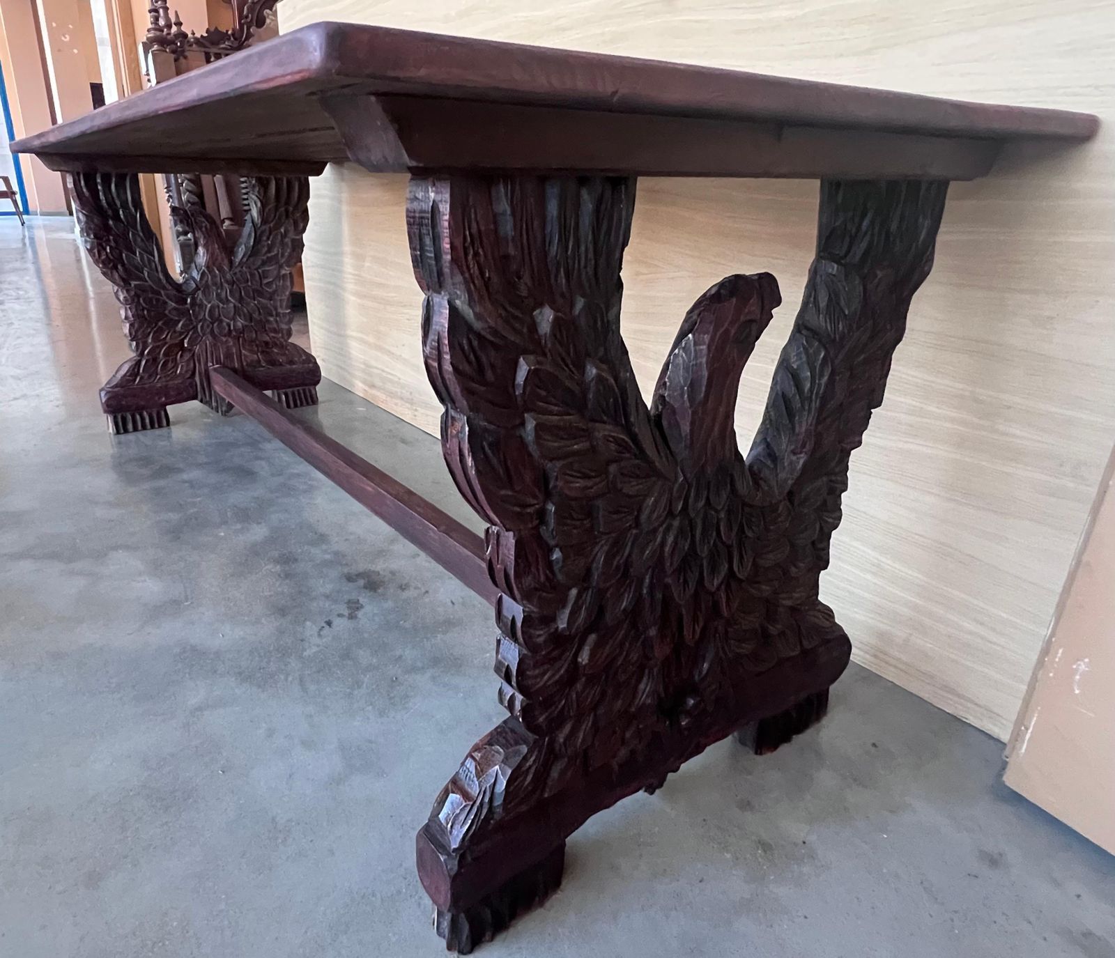 photo furniture Table à manger ou table centrale, piédestal en noyer sculpté à aigles, début du XXe siècle