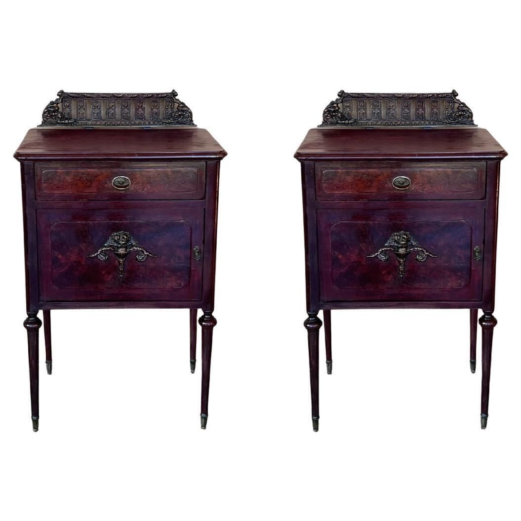 Paire de tables de chevet françaises en acajou, tiroir, porte et crête en bronze