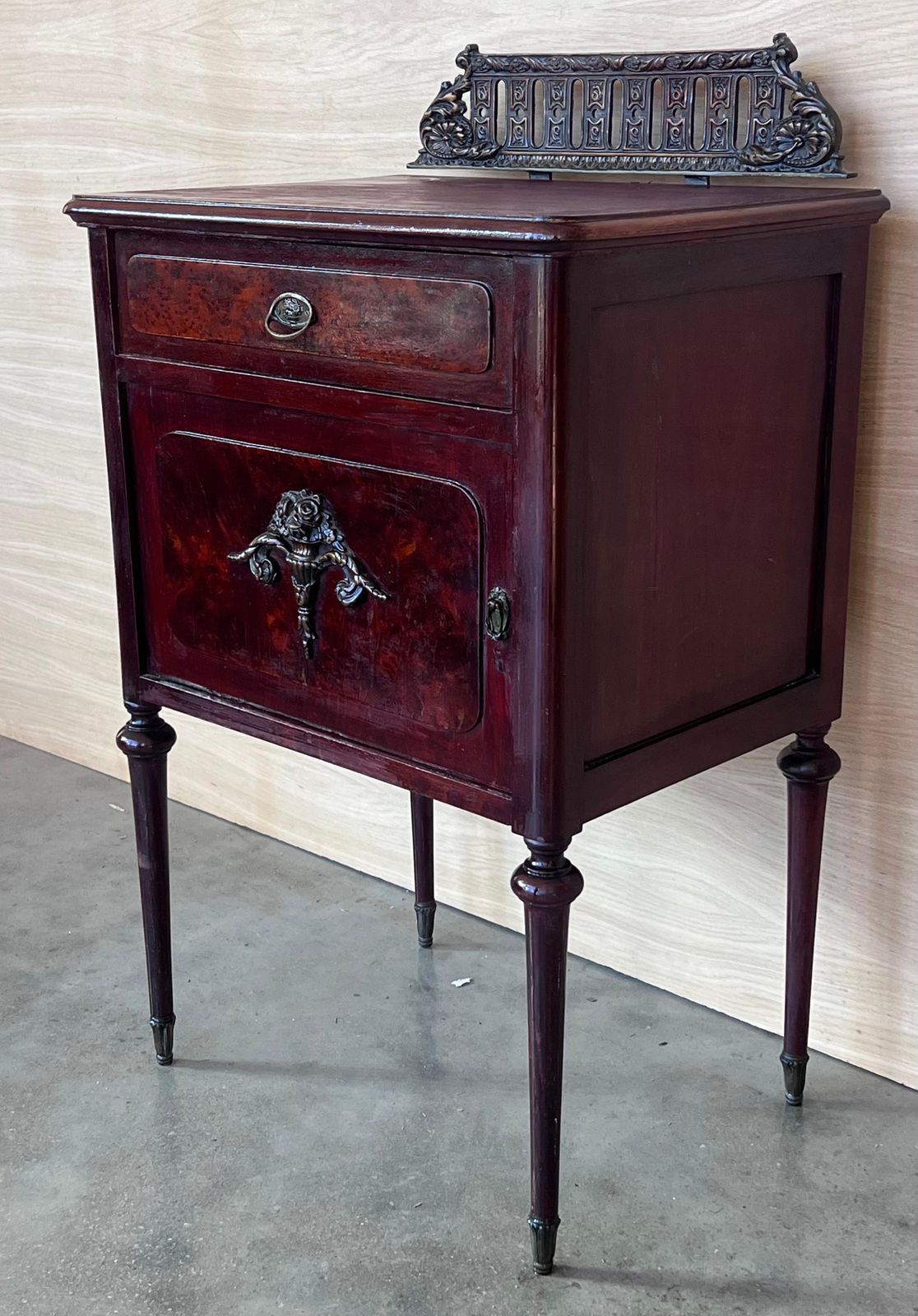 Paire de tables de chevet françaises en acajou, tiroir, porte et crête en bronze photo 2559.0