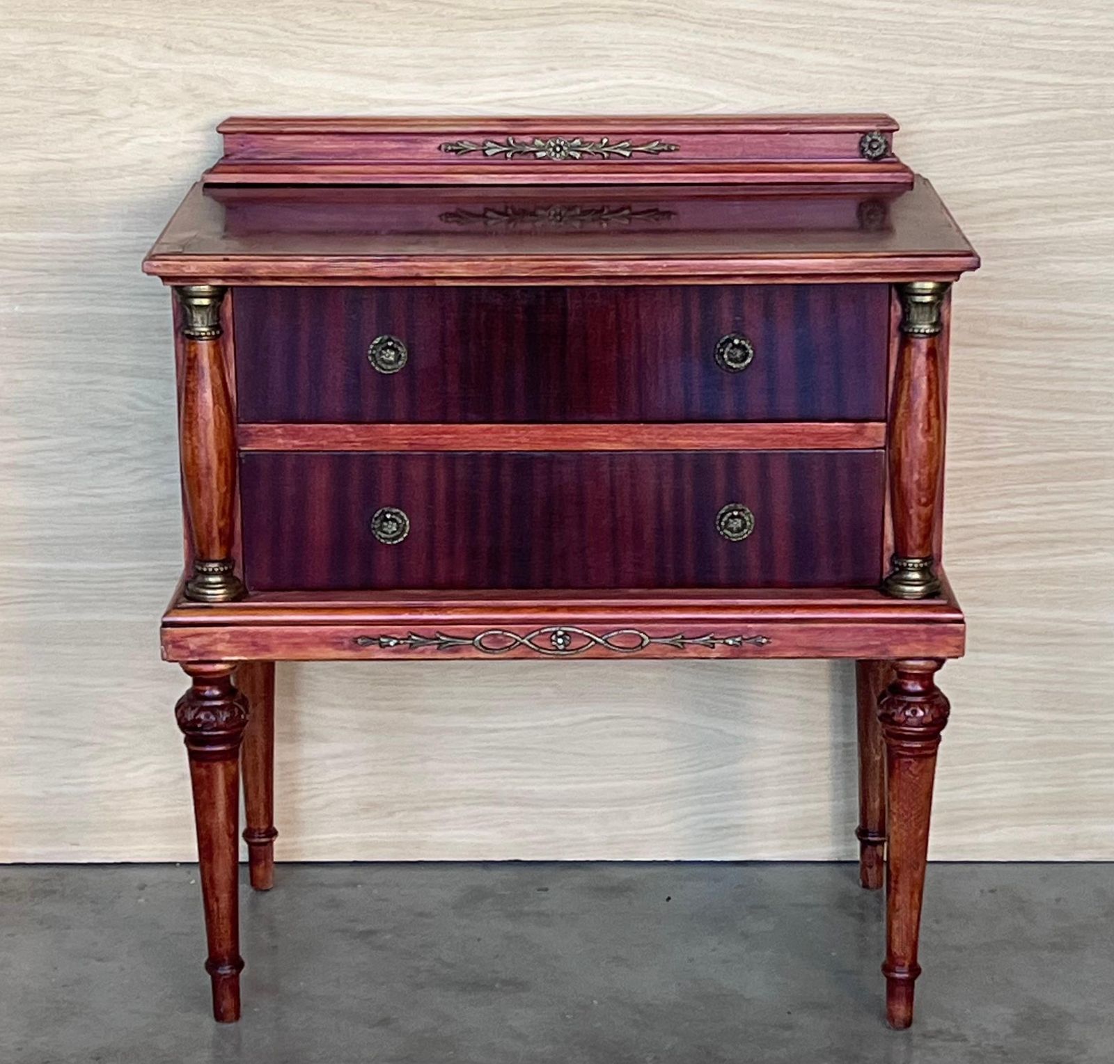 Paire de tables de chevet françaises du XXe siècle, deux tiroirs, en bois rouge framboise photo for sale