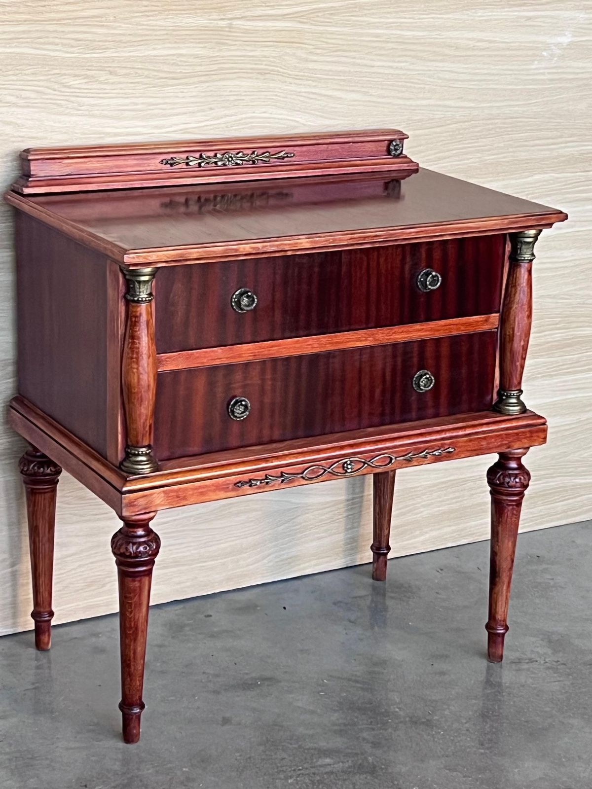 Paire de tables de chevet françaises du XXe siècle, deux tiroirs, en bois rouge framboise photo vinterior