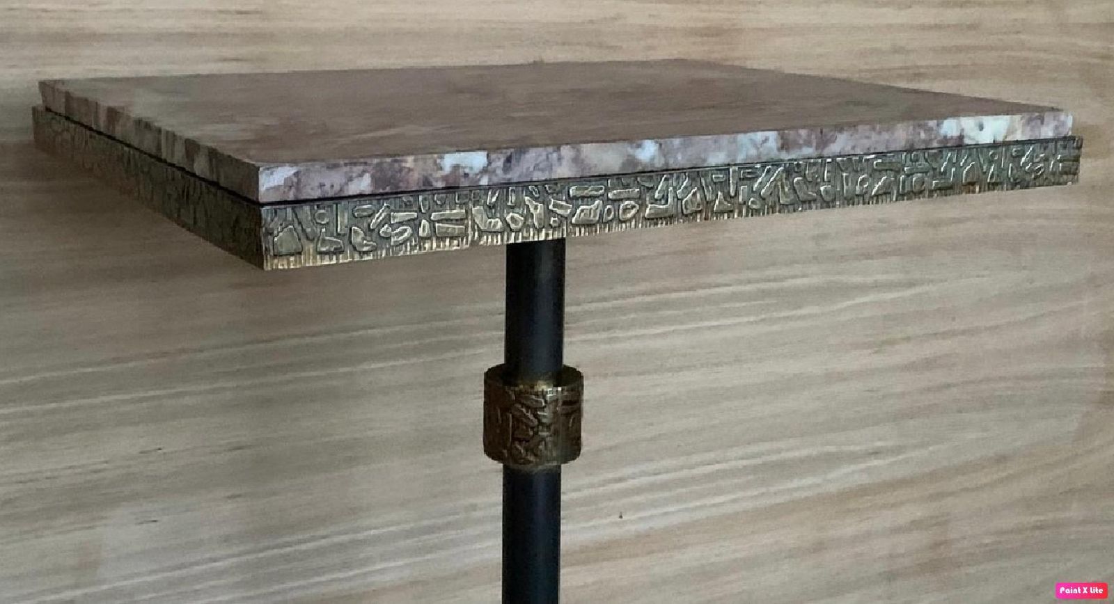 Table d'appoint italienne en métal gravé imprimé animalier, plateau carré en granit photo Mobilier