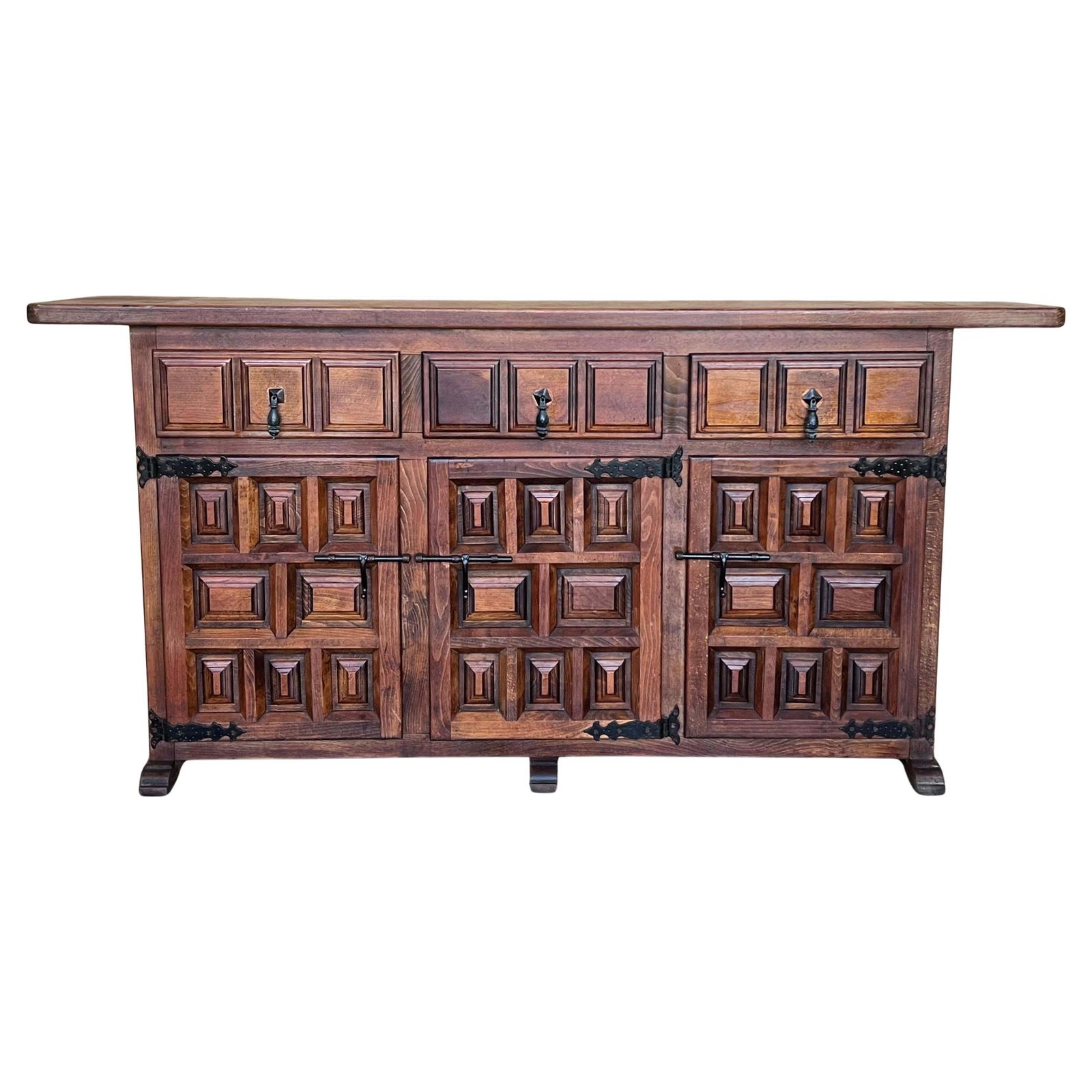 Crédence ou buffet baroque espagnol en noyer sculpté, trois tiroirs, style toscan, XIXe siècle