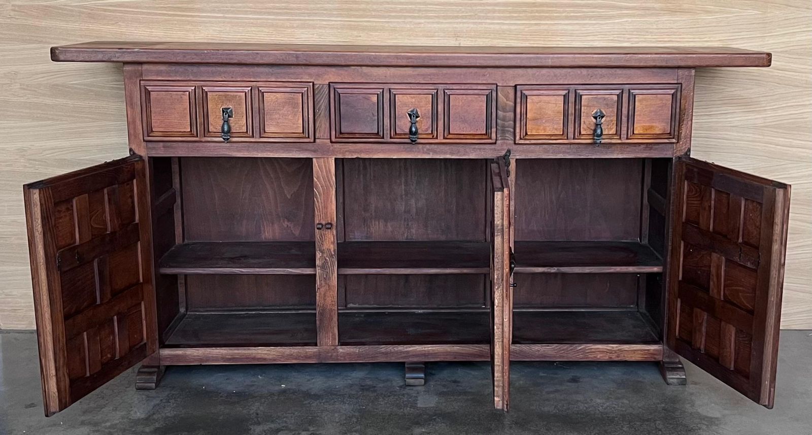 Crédence ou buffet baroque espagnol en noyer sculpté, trois tiroirs, style toscan, XIXe siècle photo vinterior