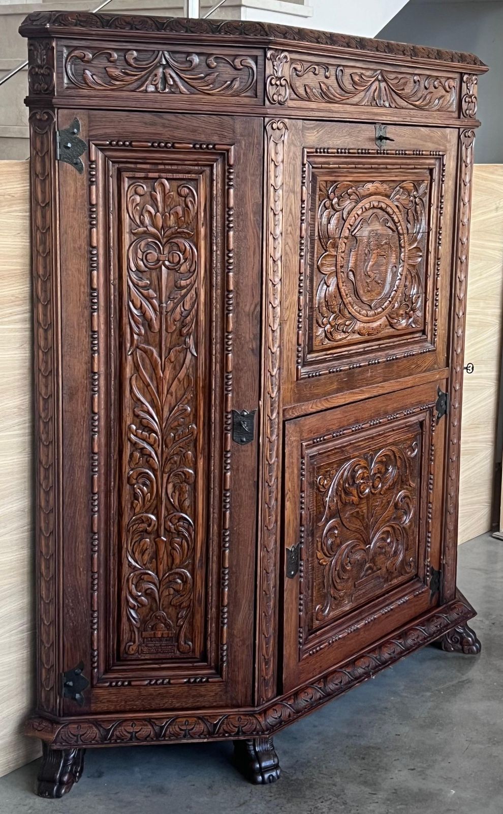 Cabinet bar espagnol de style baroque en noyer sculpté, années 1910 photo Mobilier