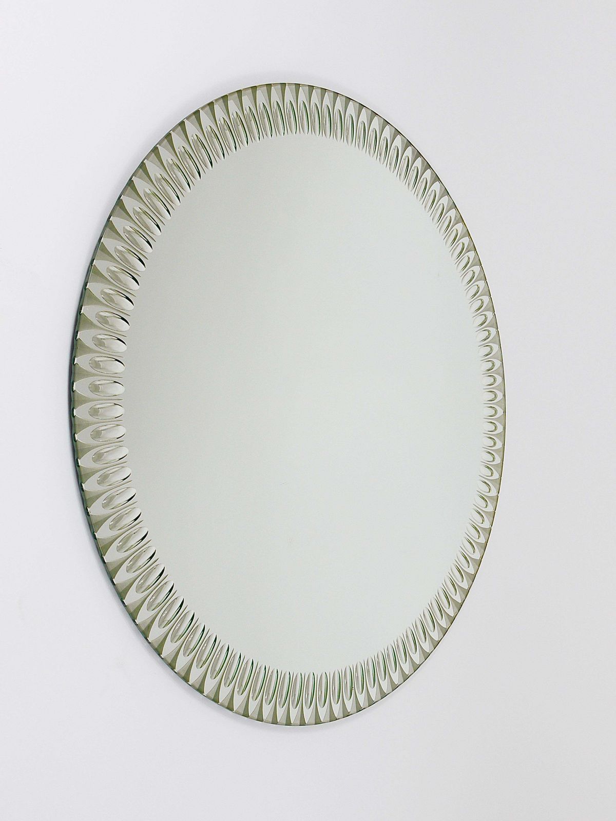 Exceptional Cristal Arte Optical Effect Facetted Round Wall Mirror, Italy, 1960s photo vintage