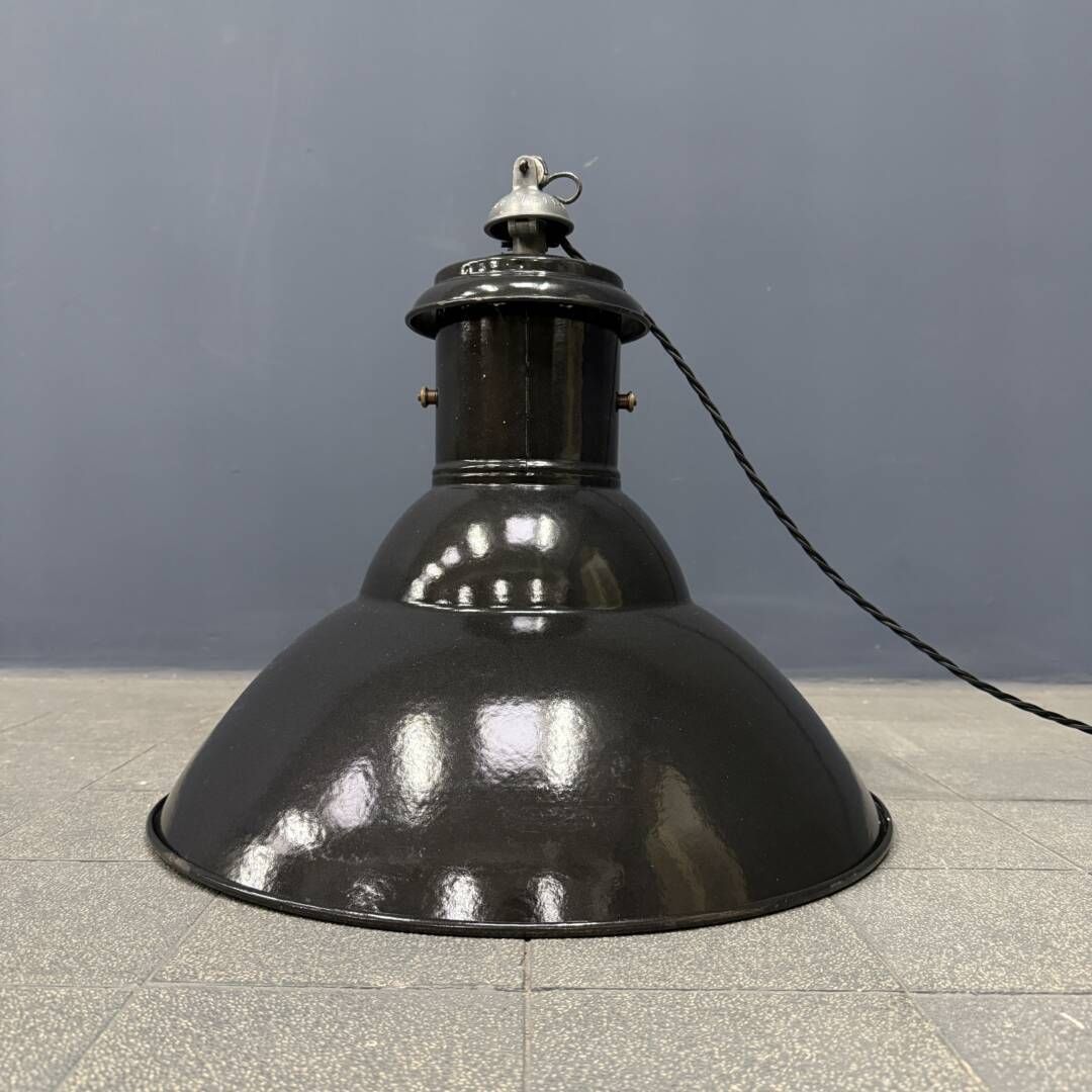 photo vinterior French Medium Black Enamel Pendant Lamp