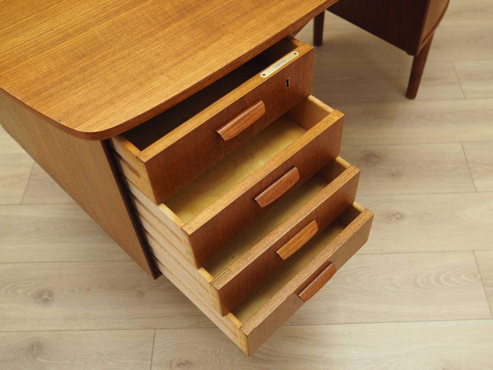 photo vinterior Teak Desk, Danish Design, 1970s, Designer: H.P. Hansen, Manufacturer: Randers Møbelfabrik