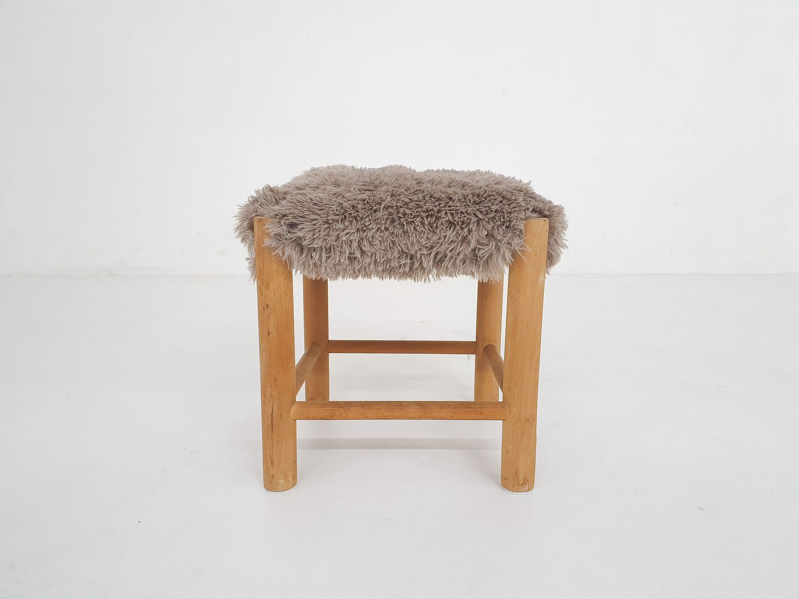 Mid Century Houten Kruk Met Imitatiebont Bekleding, Denemarken, Ca. Jaren 1960 photo furniture