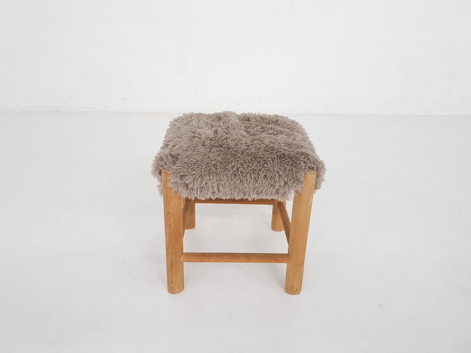 Mid Century Houten Kruk Met Imitatiebont Bekleding, Denemarken, Ca. Jaren 1960 photo for sale