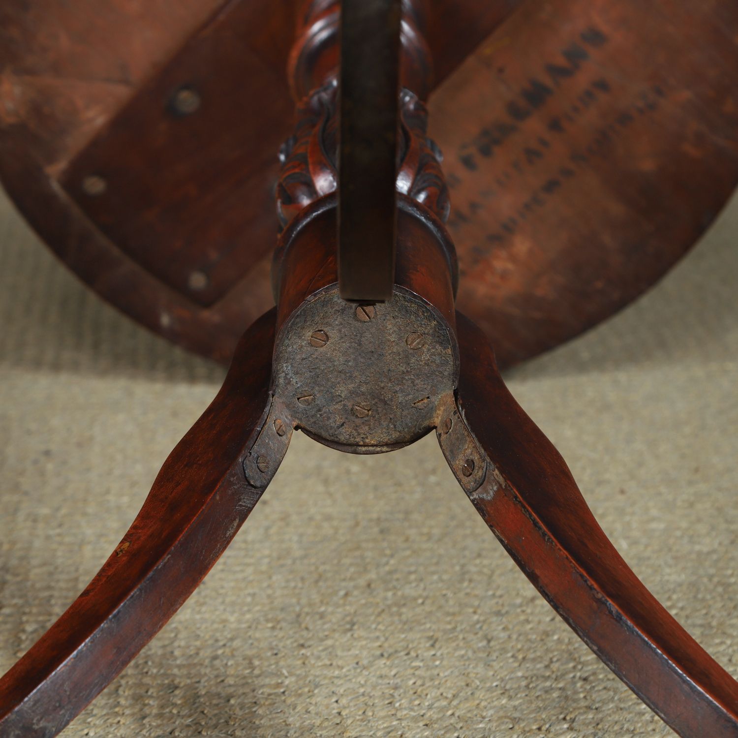 photo vintage English Regency Satinwood Burr Oak & Yew Wood Wine Round Circular Wine / Centre / Occasional / Lamp Pedestal Table (Circa 1820)