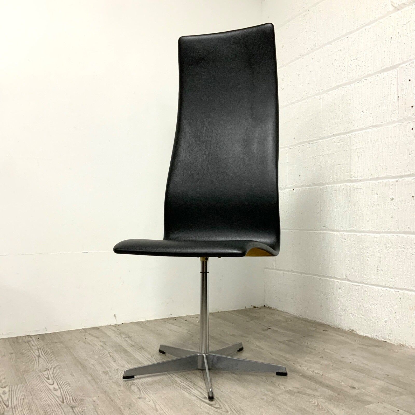 An Early 1960s Oxford Chair By Arne Jacobsen For Fritz Hansen Danish  / 1 photo furniture