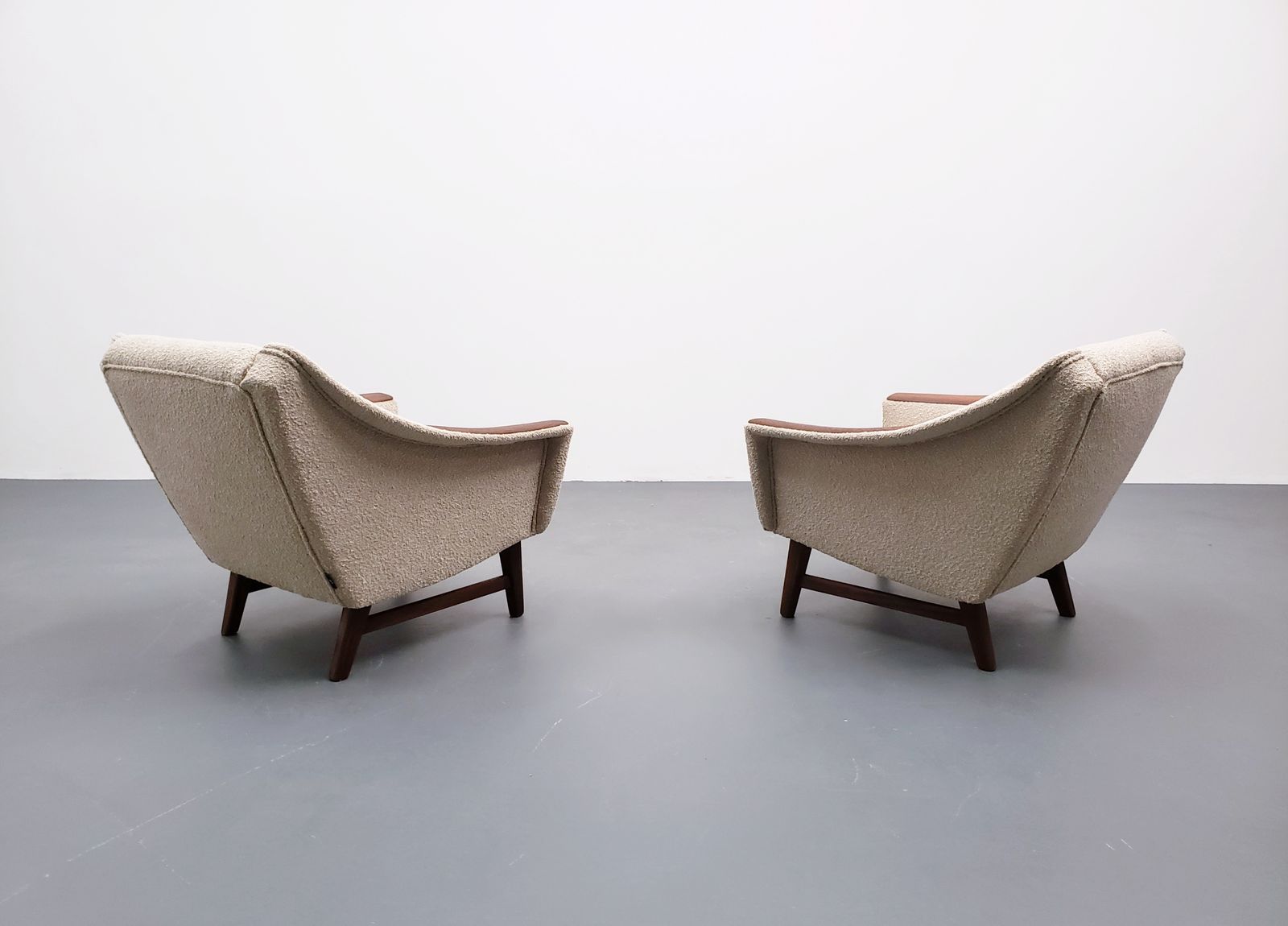 Set Of Two   1960 Mid Century Danish Teak Loungers In Beige Boucle photo vinterior