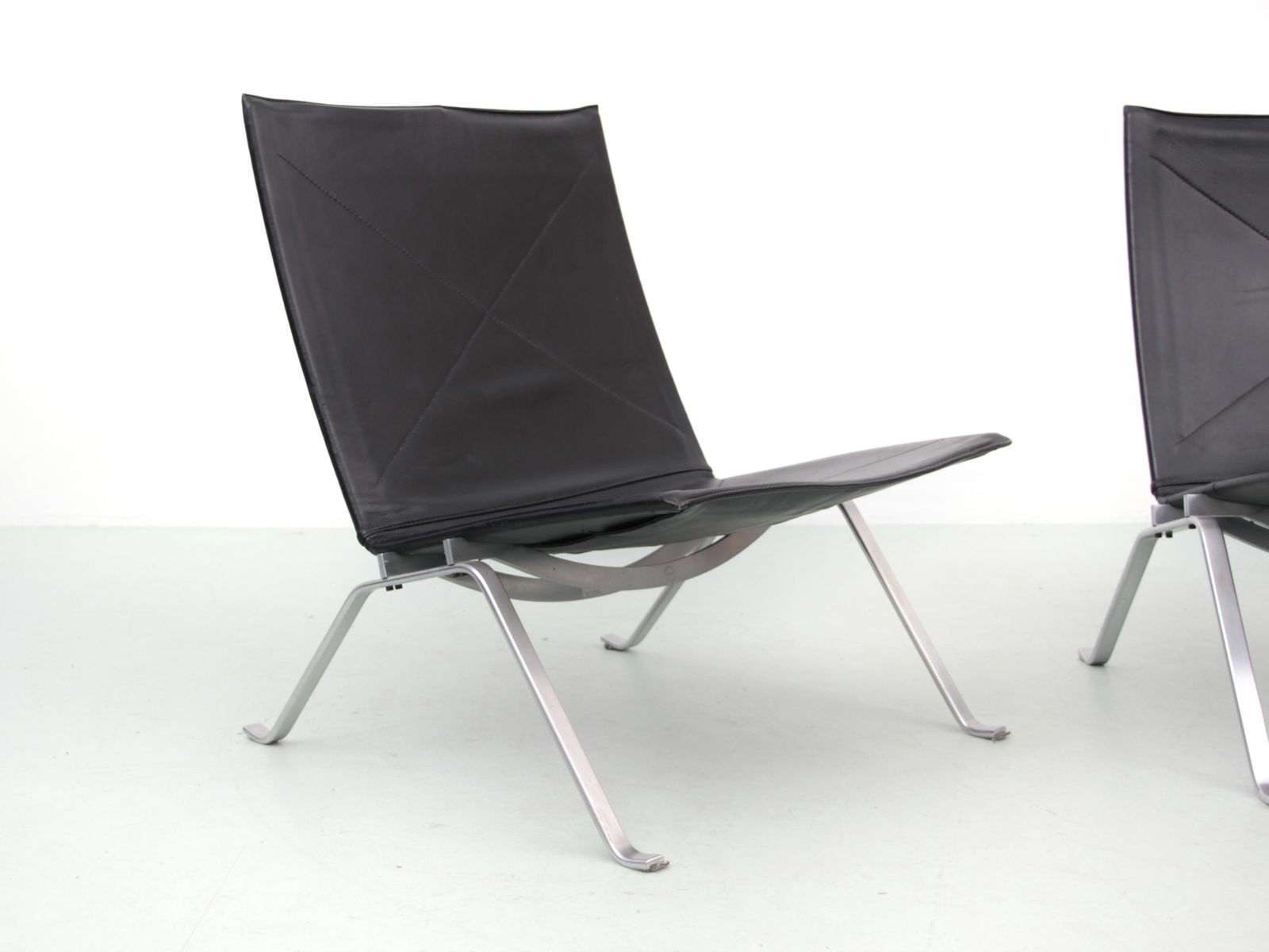 photo vinterior Mid Century Modern Scandinavian Pair Of Pk 22 By Poul Kjaerholm For Kold Christensen